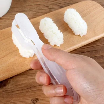 Holding sushi formy, aby jeden ryža loptu formy Dieťa Japonskej ryže loptu plesní