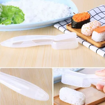 Holding sushi formy, aby jeden ryža loptu formy Dieťa Japonskej ryže loptu plesní