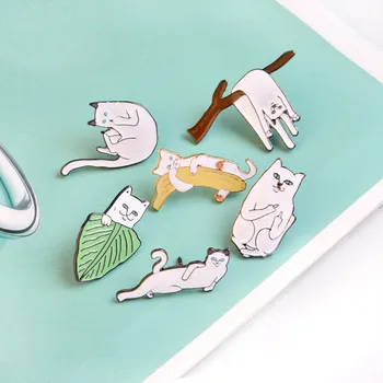 Nové Cartoon Zvierat Broches Tvorivé Biela Mačka na Pobočkách Banán List Ležiaci Brošňa Tlačidlo Kolíky Denim Taška Klopě Pin Tričko Odznak