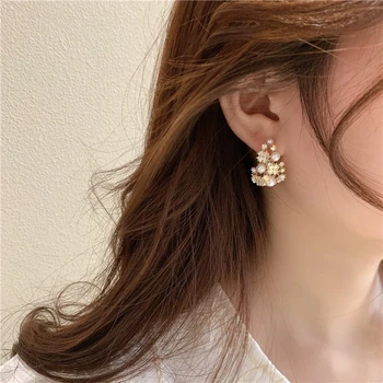 MENGJIQIAO kórejský Elegant Pearl Jemné Shell Kvet Hoop Náušnice Pre Ženy, Dámska Móda Drahokamu Boucle D'oreille Šperky