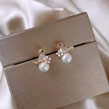 Nový kórejský módne crystal pearl náušnice žena jednoduchý malý luk jemné náušnice môžu byť použité ako svadobný darček
